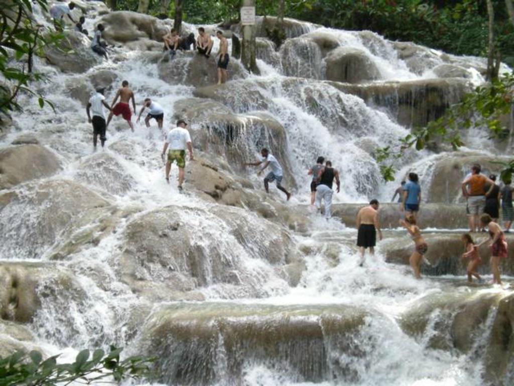 Fisherman'S Point Beach-Front Condomania Ocho Rios Buitenkant foto